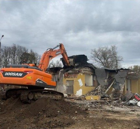 Экскаватор-погрузчик на объекте